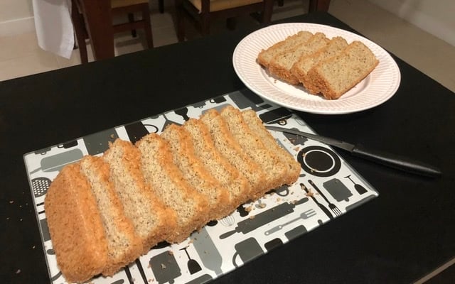 Bolo Low Carb de Banana e Ameixa